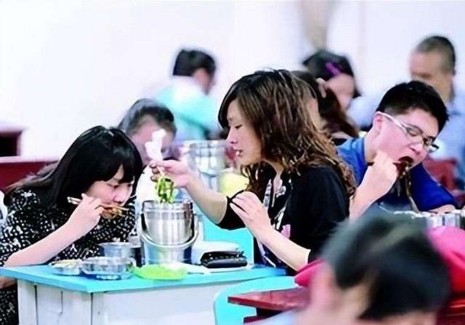 学生自带饭要蹲教室外吃？官方对此作出回应。