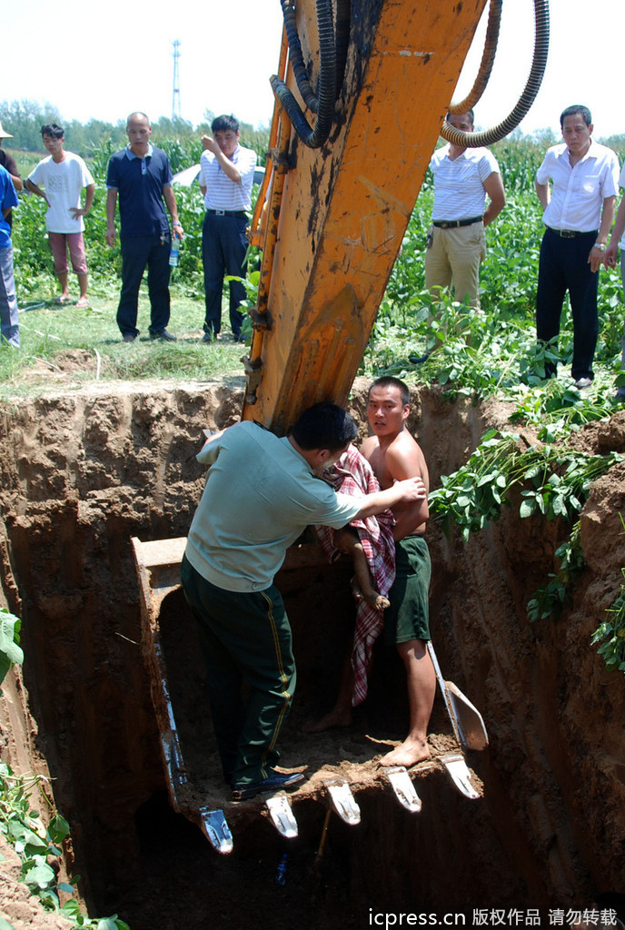 孙子小区内坠井引发悲剧，爷爷施救不幸身亡，意外之痛与内心平静港湾的追寻