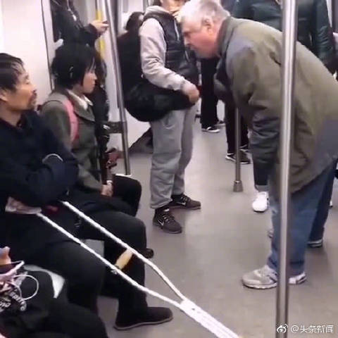 大爷边乞讨边刷视频，活出真我，励志生活的变迁