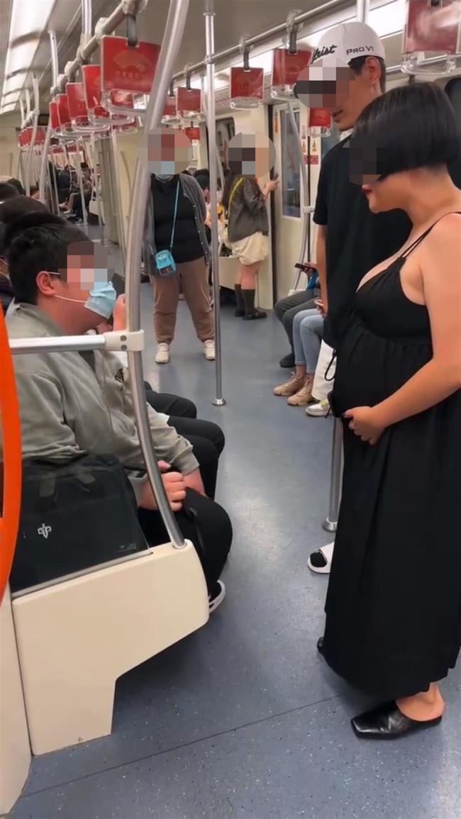 南京地铁老人要求孕妇让座事件引关注，暖心故事中的孕妇与让座的缘分
