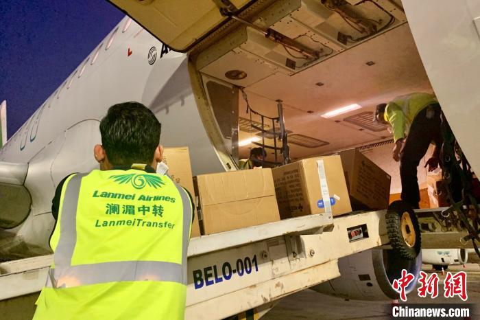 中国援助黎巴嫩的物资机舱满载启程