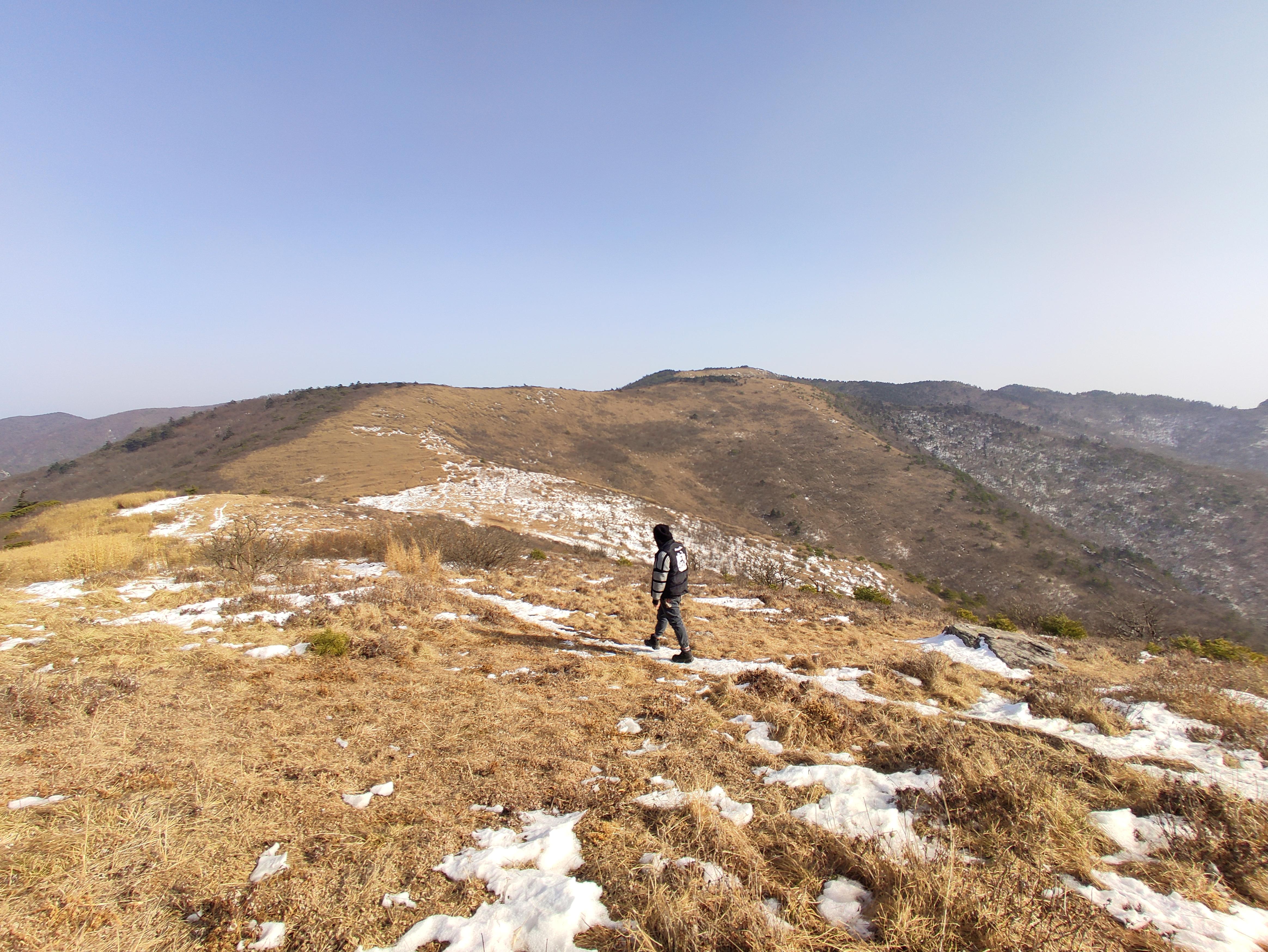 秦岭徒步之旅的神秘女孩，惊魂遭遇与温暖故事