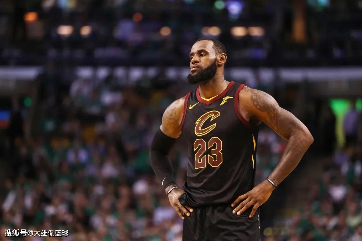 NBA巨星詹姆斯连续十一年蝉联收入榜首，篮球人生中的温情与荣耀之路