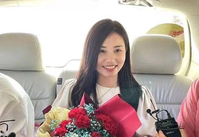 杨妞花与余华英的深情对视，15秒定格时间的对话