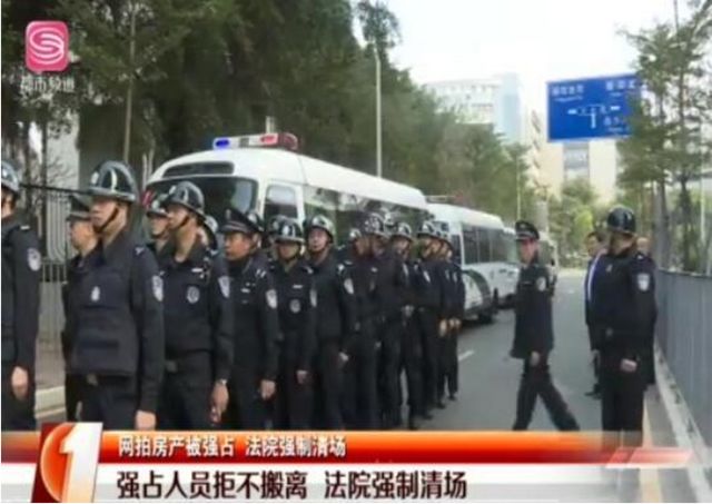 余华英囚车驶入法院，正义的终极显现