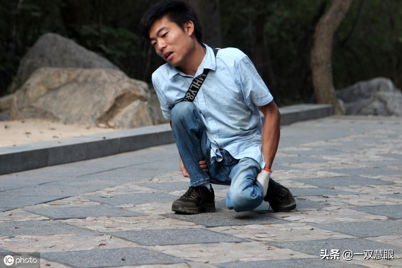 泰山之巅见证爱的力量，女友背患小儿麻痹症的男友征服泰山之巅