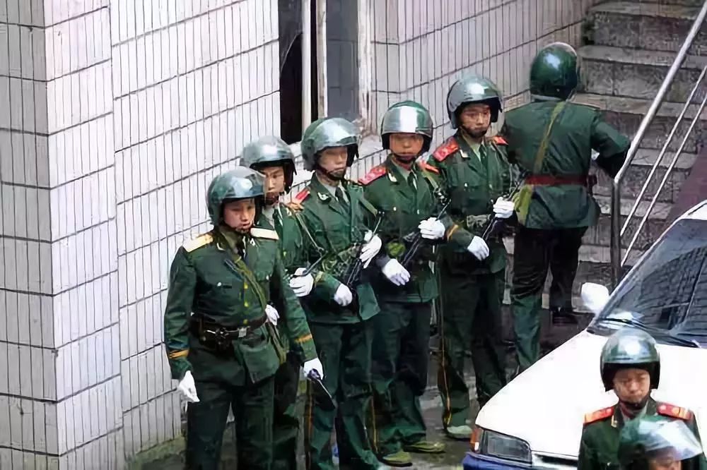 公安网安行动揭秘，摆拍卖惨背后的真相，小小因何被抓？