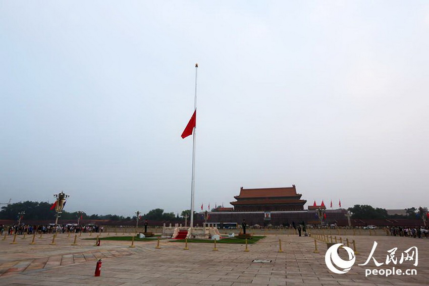 天安门下半旗悼念吴邦国同志逝世