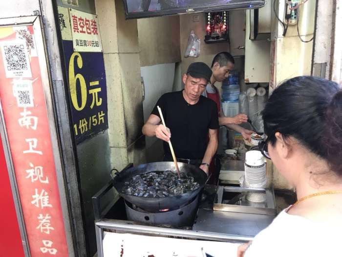 官方回应，店员在公厕冲洗臭豆腐的励志故事，变化带来自信与成就感