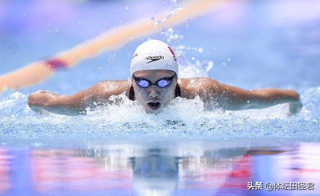 余依婷勇夺女子100米蝶泳铜牌，赛场内外的荣耀时刻