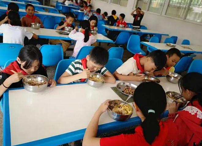长春一村小仅余一名学生，当地回应与昔日繁华的对比