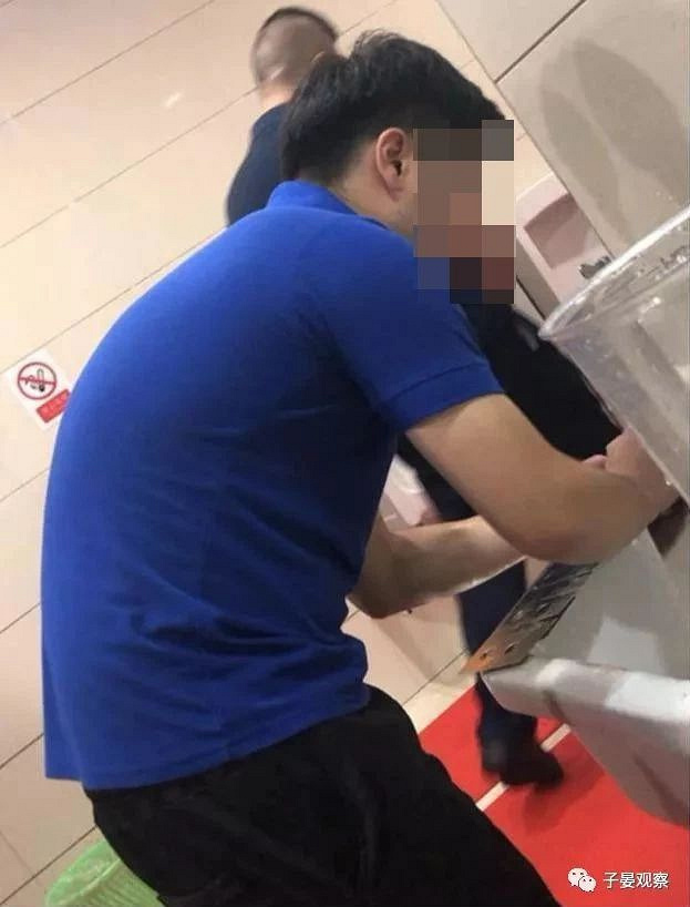 官方回应，店员在公厕冲洗臭豆腐背后的爱与陪伴故事