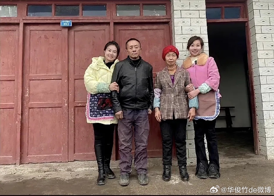 杨妞花与余华英的15秒对视，目光交流的深度回忆与探讨