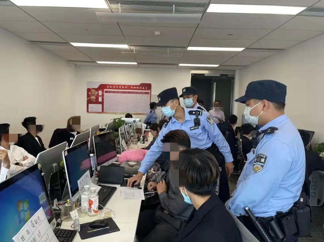 公安网安行动揭秘，摆拍卖惨的小小店主落网记