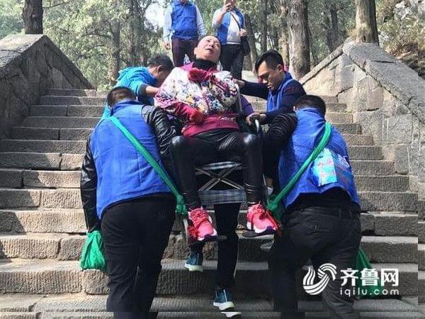女生背患小儿麻痹症的男友登顶泰山，励志之旅超越自我界限