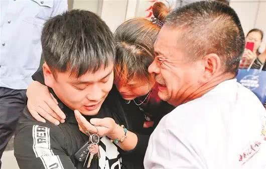 励志之旅背后的故事，被拐家庭与余华英筋腱挑战的双重挑战
