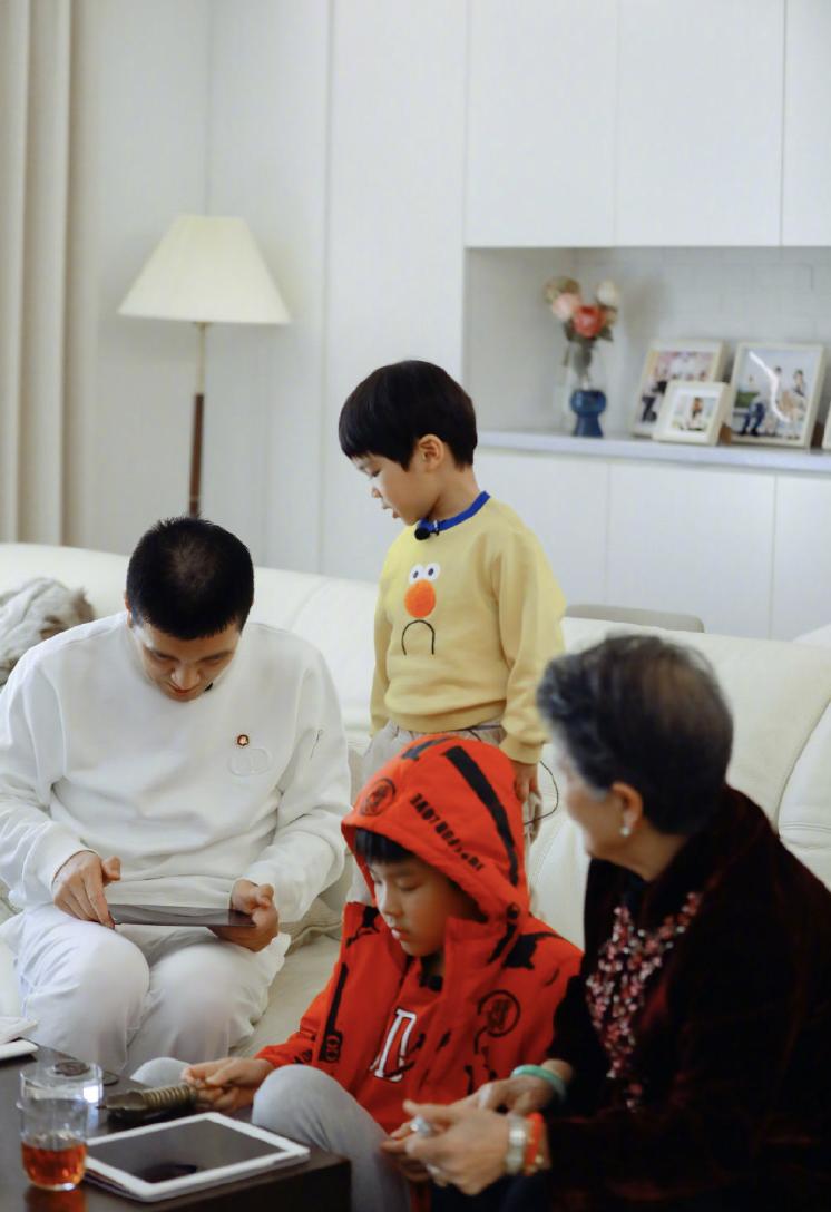 杨子黑脸，肤色之变见证人生多彩绚烂之路