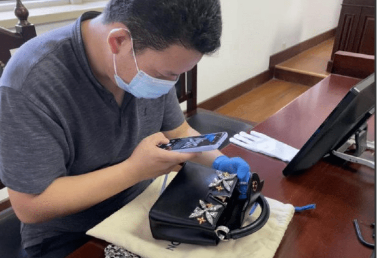 六旬老太收银失误顺走钱后下跪道歉，小巷深处的感人瞬间