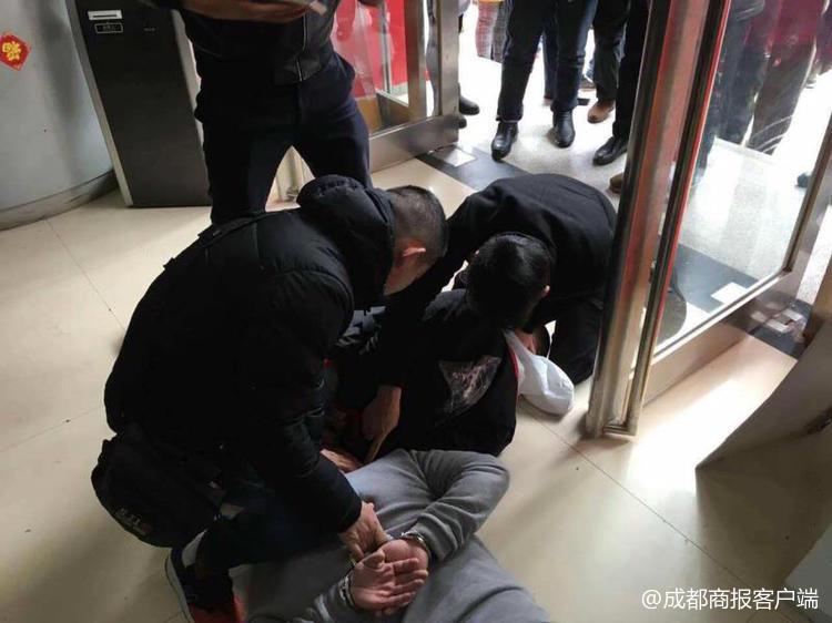 村主任挖掘机事件真相揭秘，友情与谣言的较量