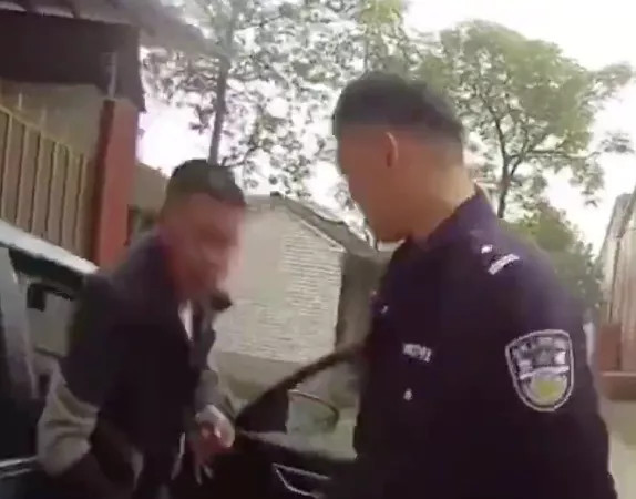 官员被举报酒后亲吻他人妻子