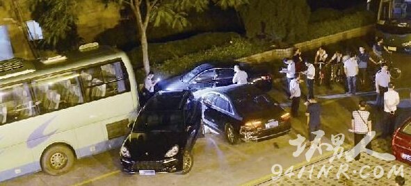 男子故意驾车撞路边女主播 被行拘