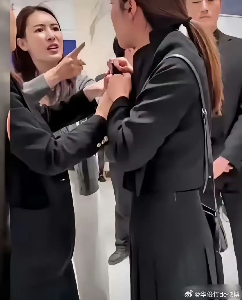 商场回应客户出轨LV柜姐事件，原配闹事引发的深度反思