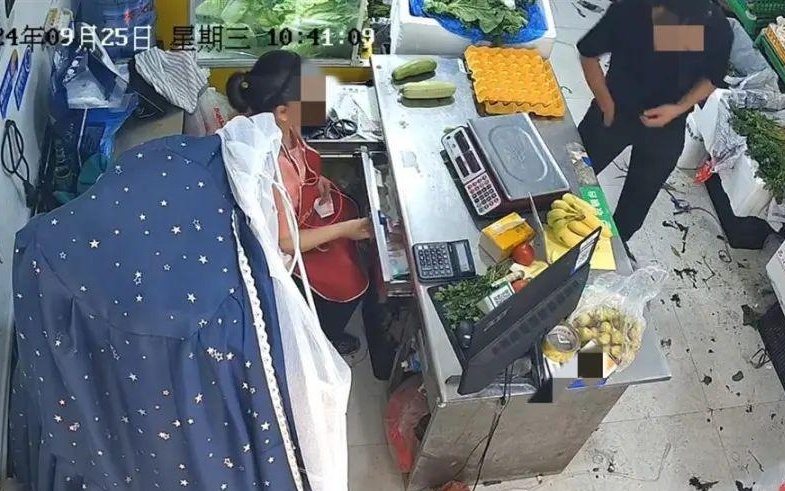 六旬老太收银顺走钱后下跪道歉