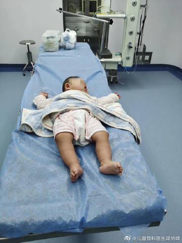 妙手回春！医生一分钟复位治愈6岁萌娃骨折，医学观点深度解析