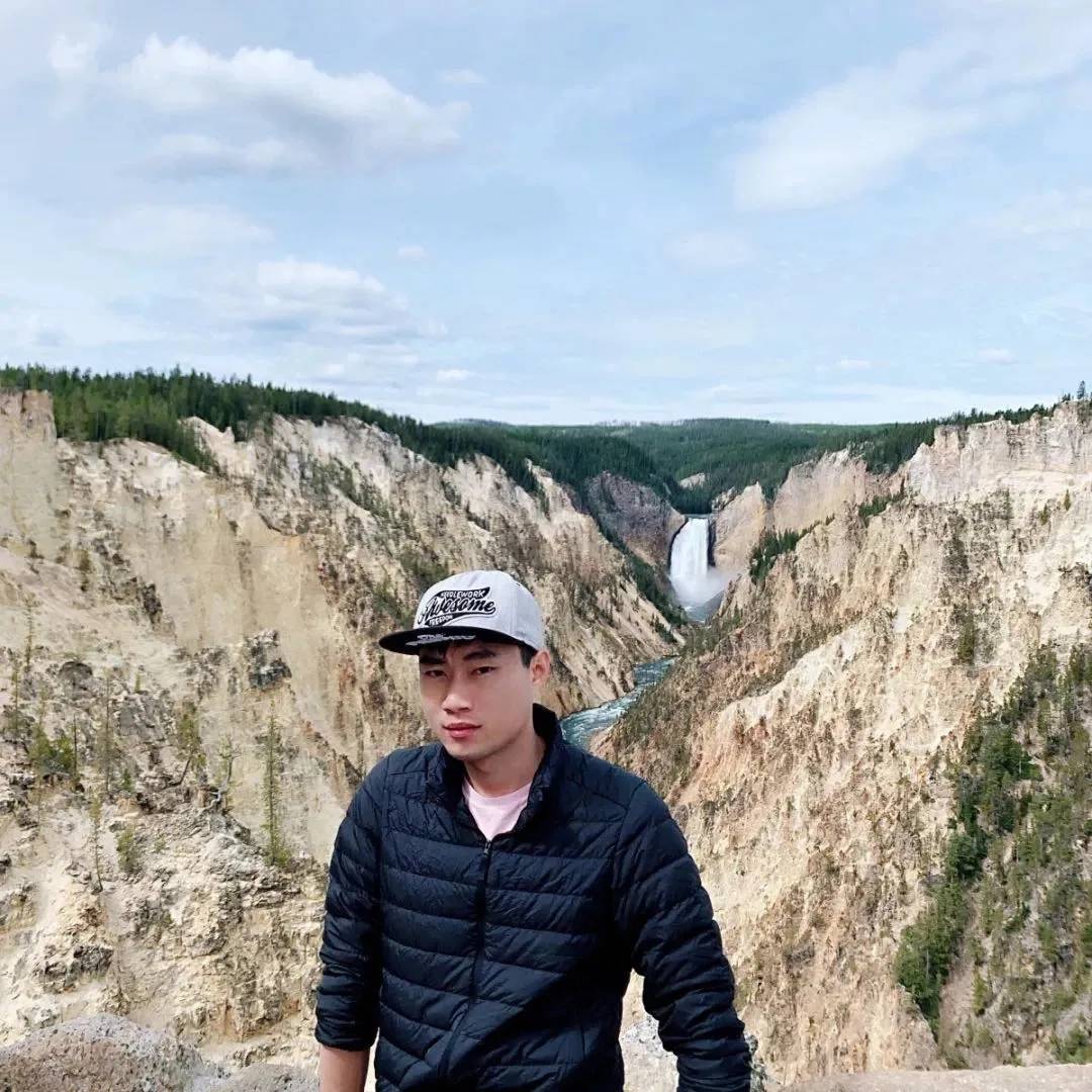 男子裁员后独自探寻哀牢山，逆境中的孤独与挑战