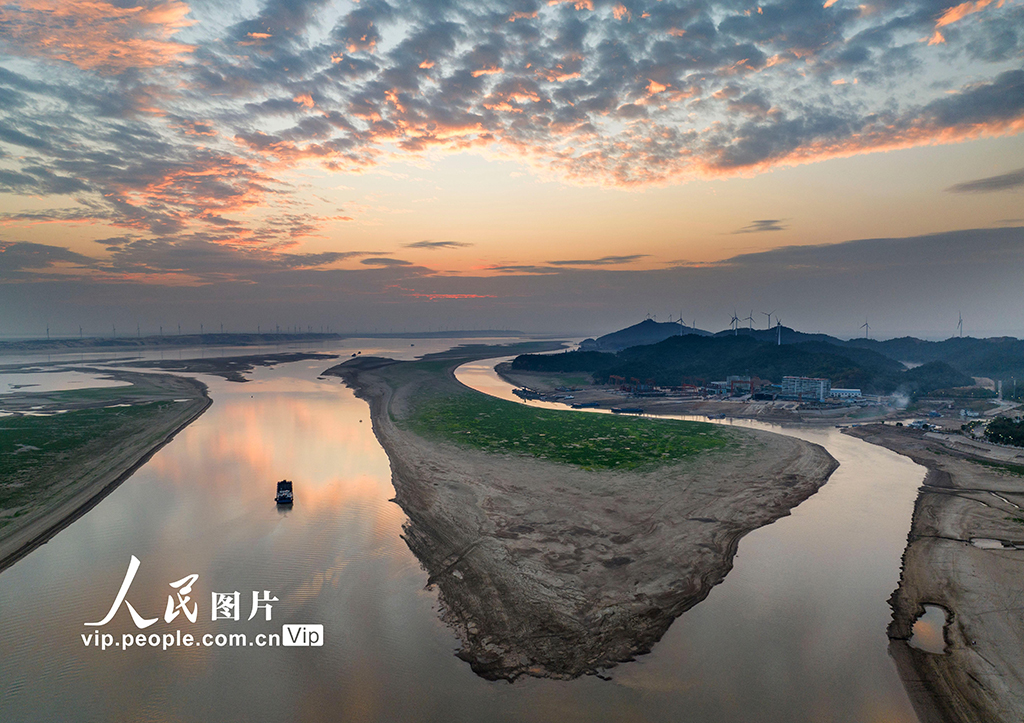 江西鄱阳湖跌破极枯水位，湖畔奇遇与温情纪实