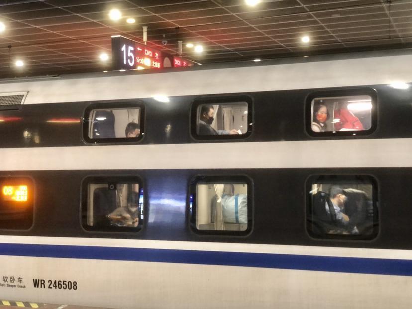 大学生乘双层火车引关注，旅行新体验与12306的响应