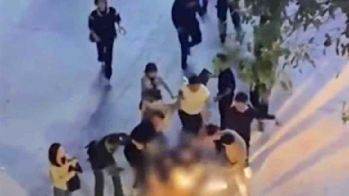 男子被多人持刀围殴倒地不起，事件深度解析与反思
