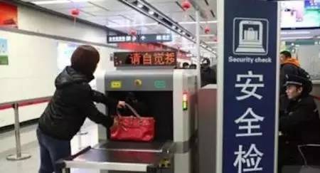 地铁站旁通道全新智能行李箱亮相，无人看管，安心无忧体验