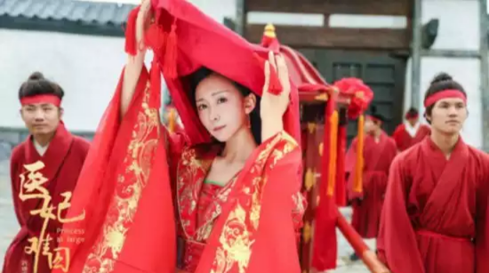 特教老师为盲人女孩送上跨越友情的温馨嫁衣礼物