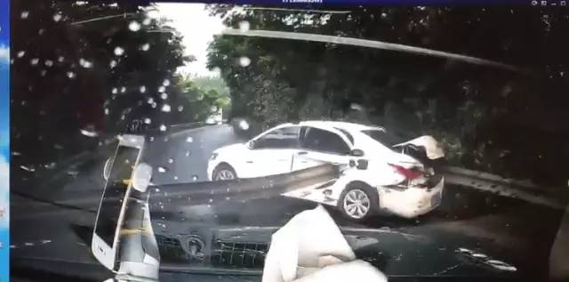 高速惊魂，司机避让逆行老头乐致车辆解体事件