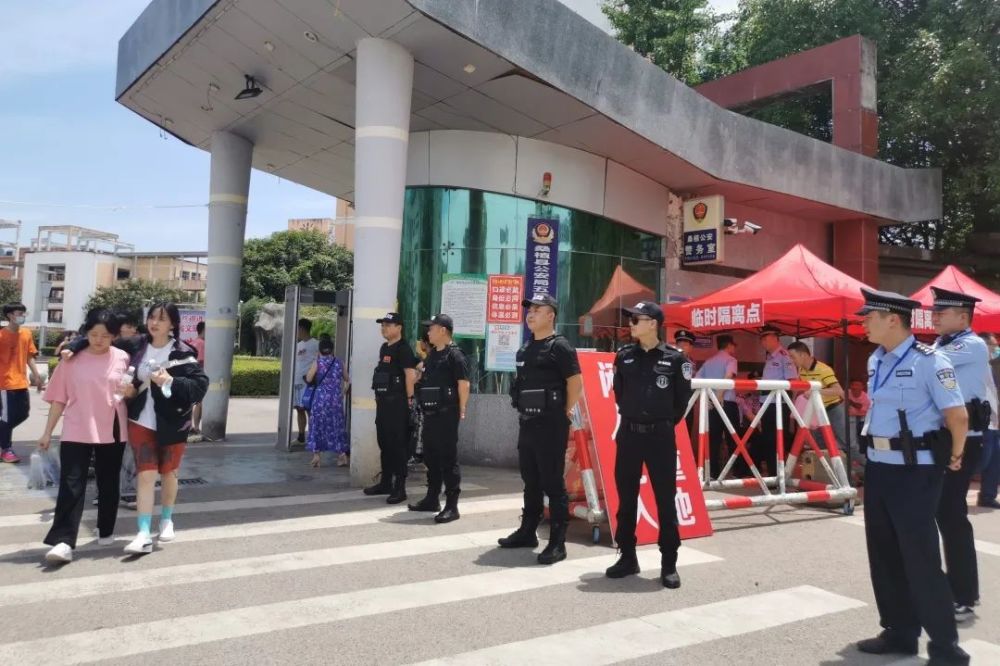 特朗普要求军机军车保驾护航，权力展现还是政治风波的暗示？
