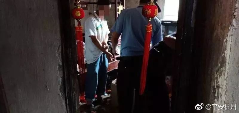 俩男子晴天打伞进小区被查出盗窃事件，真相与多维解读