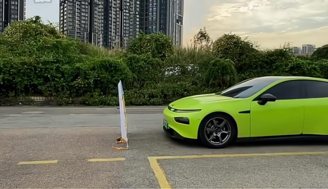 特斯拉新车无刹车方向盘，你敢尝试吗？深度解析风险与前景。