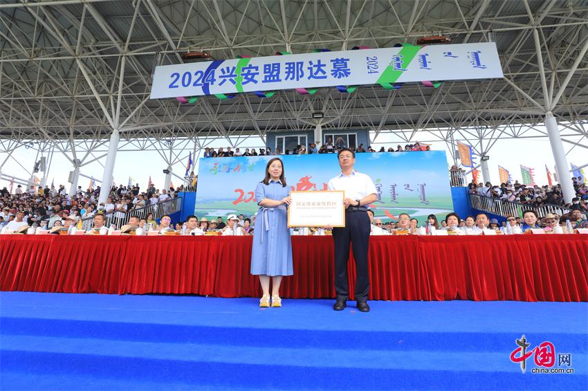 2024年天天彩资料免费大全,深入分析定义策略_标配品89.418