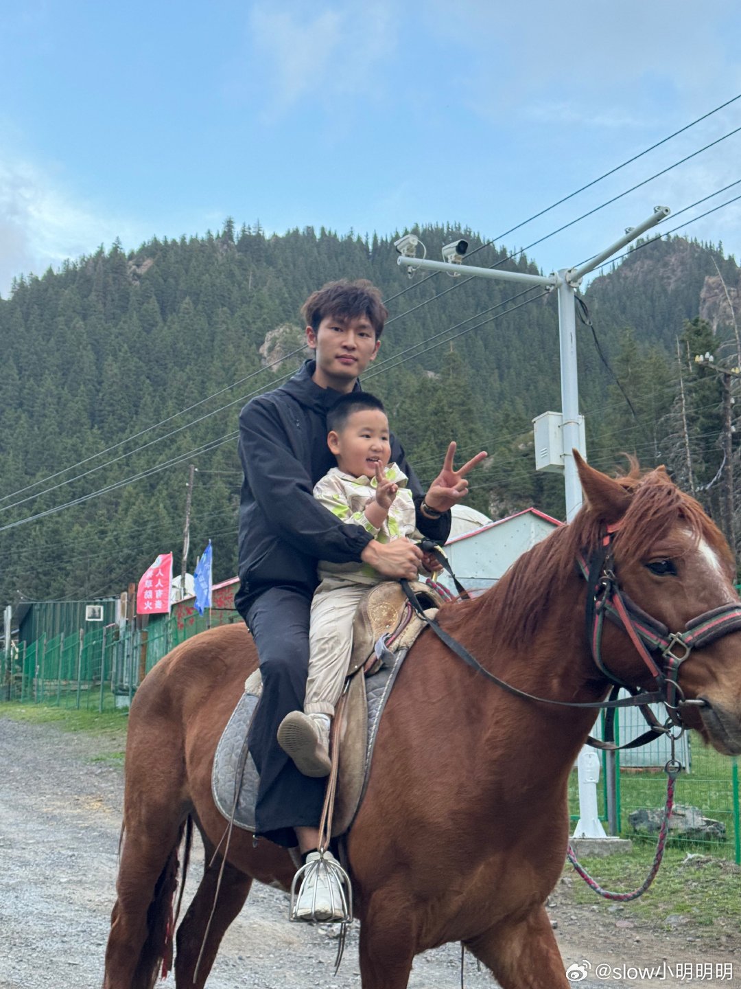 萌娃策马奔腾，棒棒糖下的自然美景探索之旅