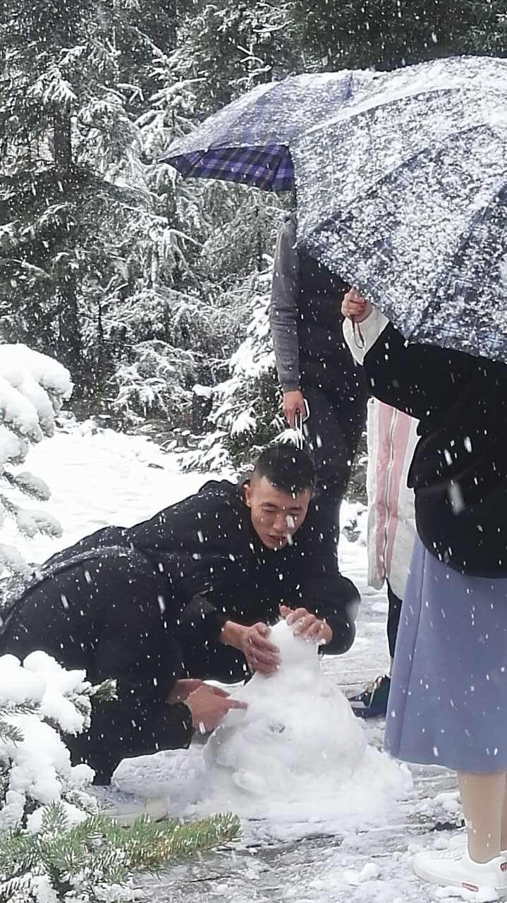 成都今年首场秋雪纷飞，银装素裹迎初雪季