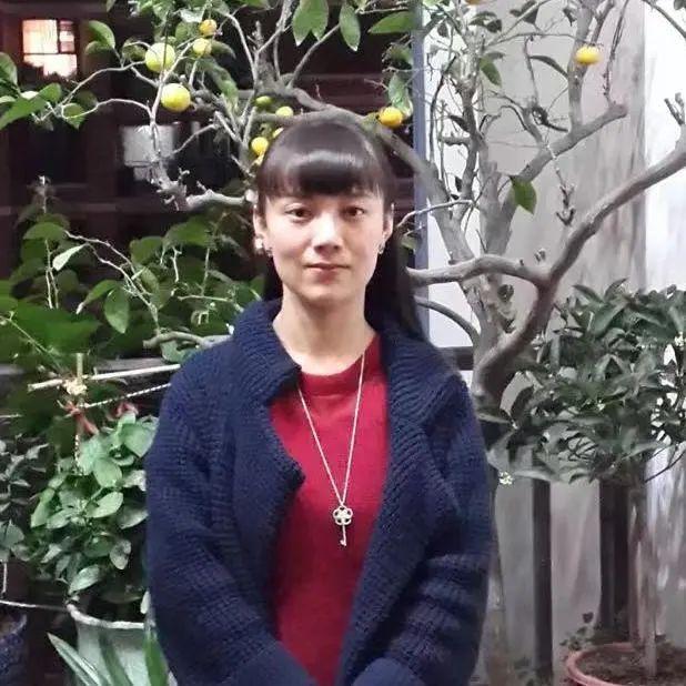 女网红在日本鸟居的引体向上挑战