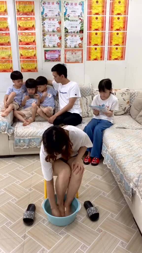 家门口的温馨等待，弟弟守护下的姐弟情深
