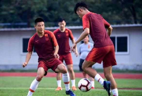 国足球迷赛前激情高歌歌唱祖国，荣耀与激情的共鸣时刻