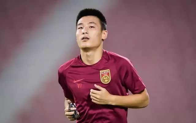 武磊打封闭驰援国足，足球英雄的无私奉献与拼搏精神展现瞬间