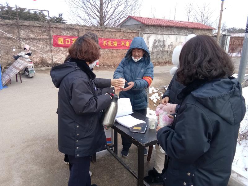 奶奶的消费智慧，88元参团一日游与保温杯的价值探讨