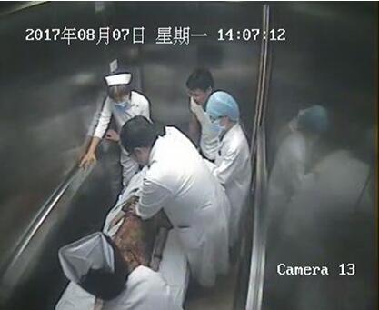 电梯危机，58岁男子一夜惊魂记与爱的奇迹