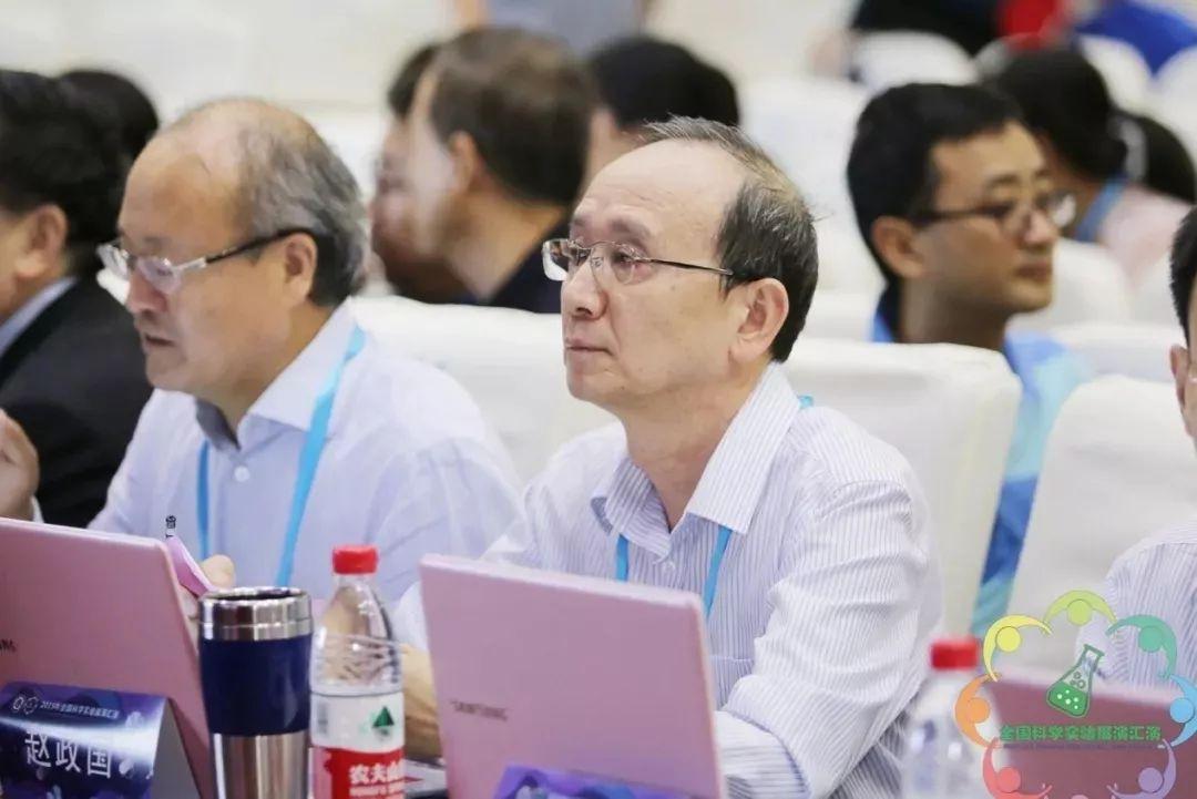 包信和院士奖金捐赠背后的科技情怀与卓越贡献，奖金悉数捐赠，助力中国科大发展。