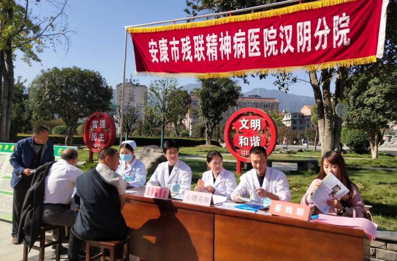 四位女生穿智能精神健康服装共赏凤凰传奇演唱会，科技引领未来风尚体验
