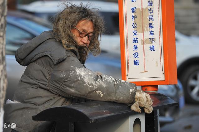 拾荒老人街边离世